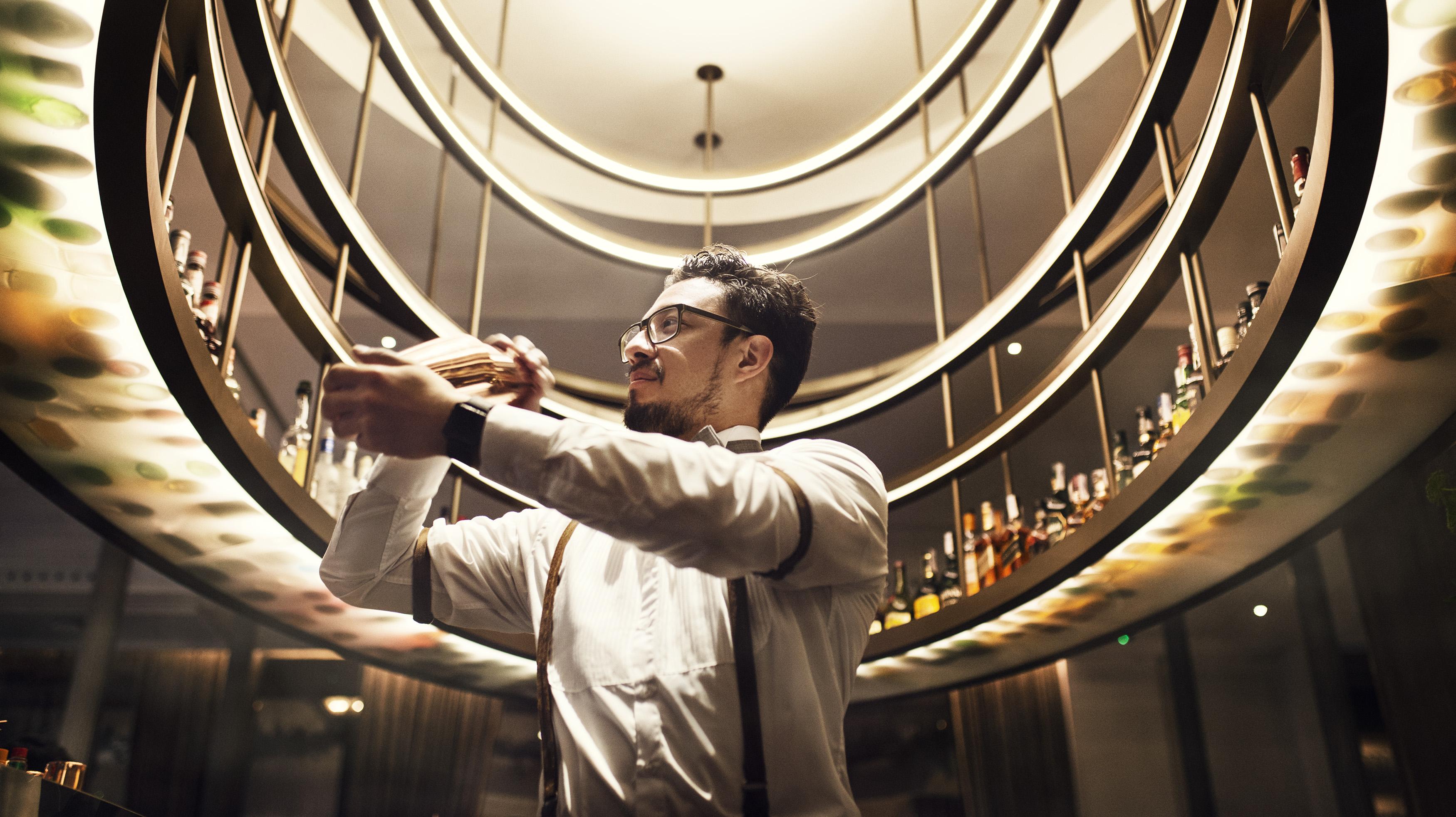 Gran Hotel Ingles - The Leading Hotels Of The World Madrid Luaran gambar A bartender at work