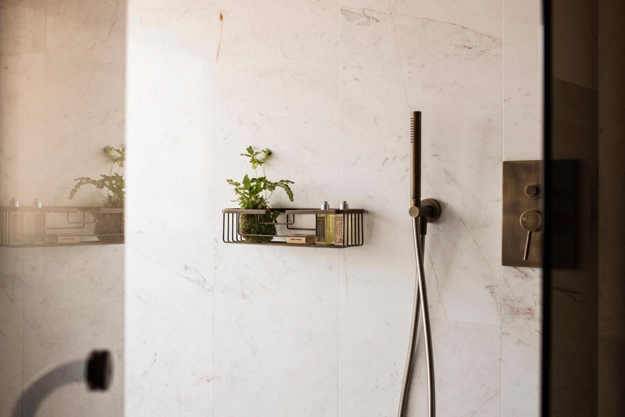 Gran Hotel Ingles - The Leading Hotels Of The World Madrid Luaran gambar A shower with a shower head and hand shower