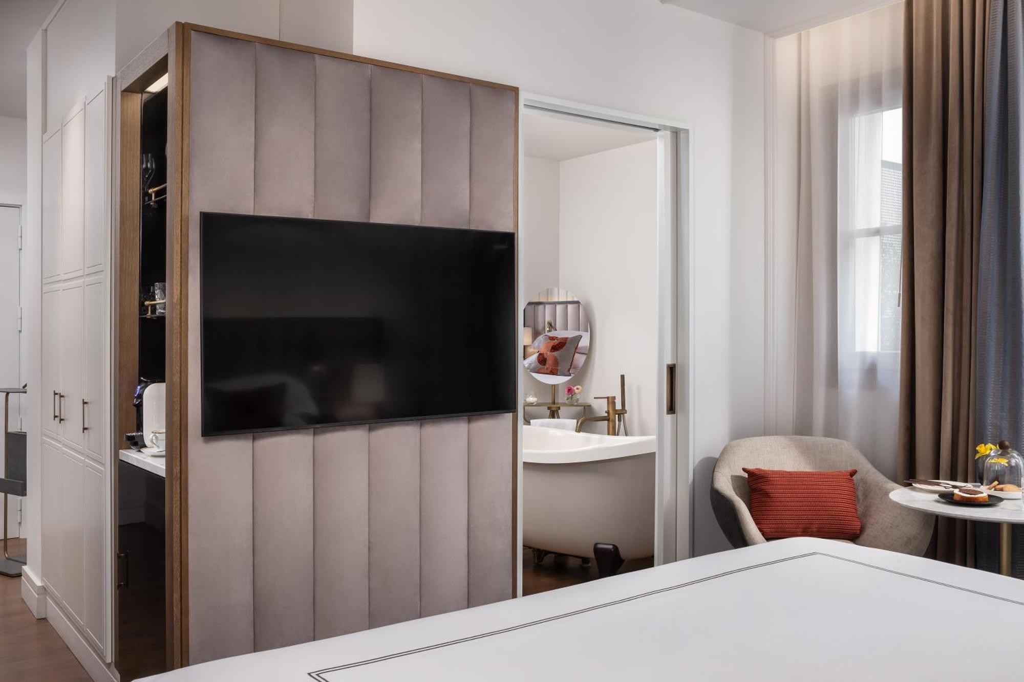 Gran Hotel Ingles - The Leading Hotels Of The World Madrid Luaran gambar A television concealed behind a sliding door